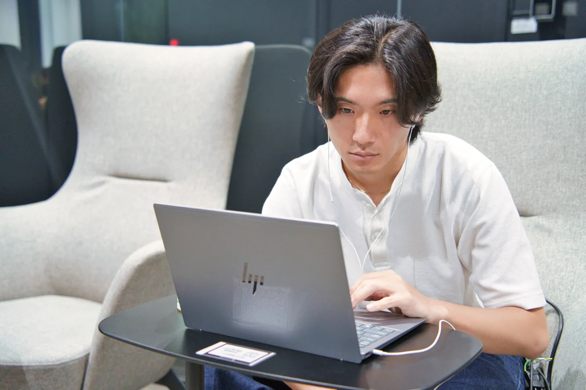 ソファ席でノートパソコンに向かう社員