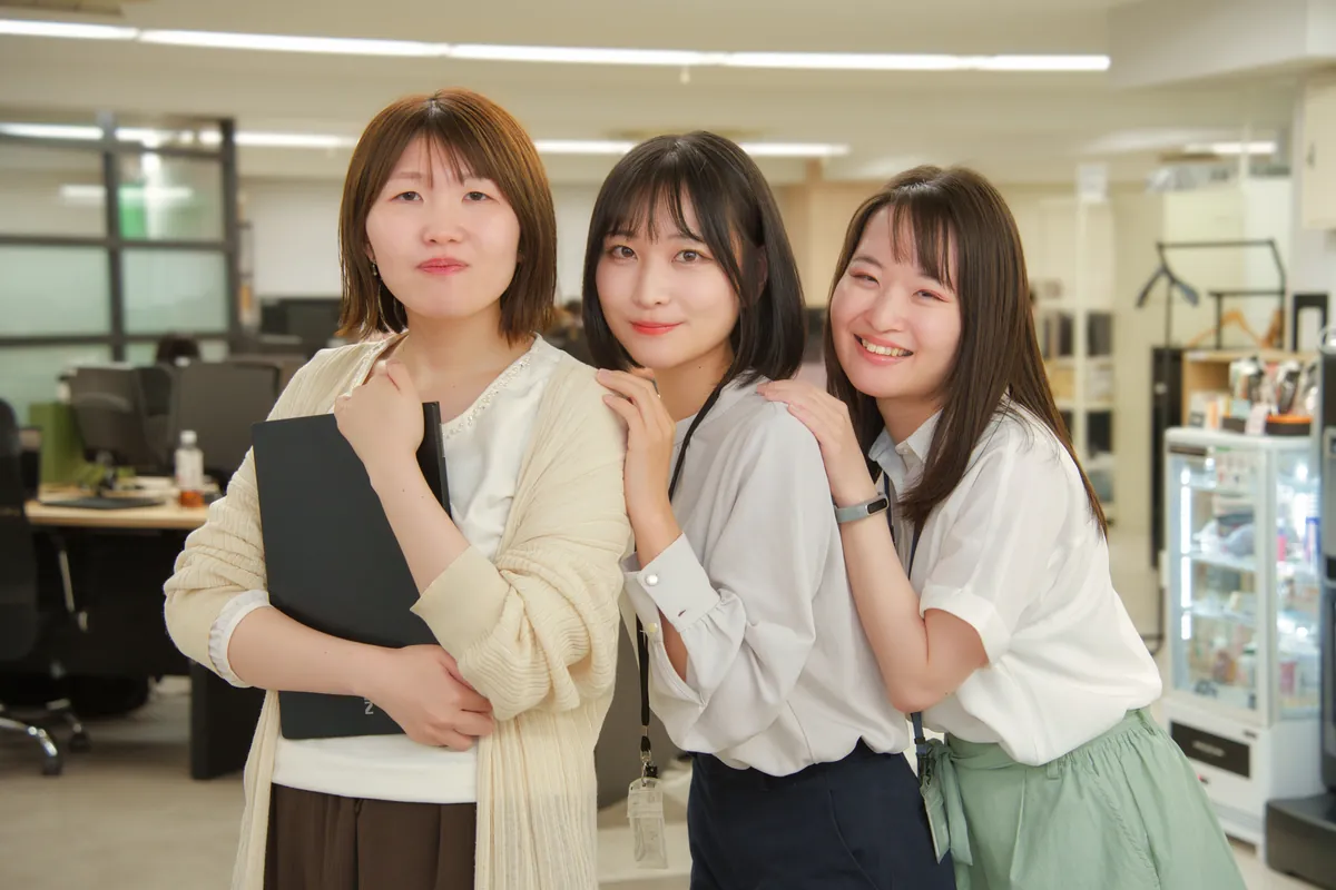笑顔で寄り添う女性社員