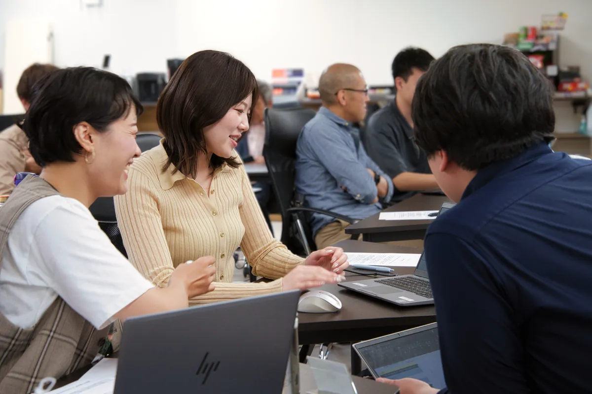 GE大学の講座で話し合いながら学ぶ社員