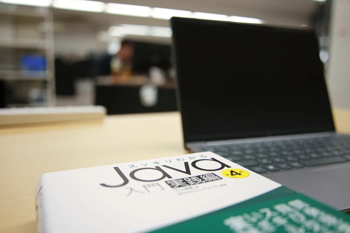 GE大学の講座で使うJavaの教本とノートパソコン