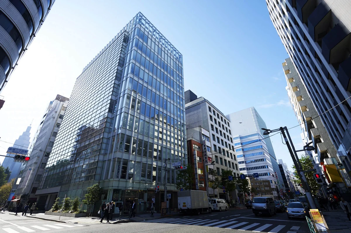 新宿三丁目駅近くの新宿二丁目東交差点周辺の街並み